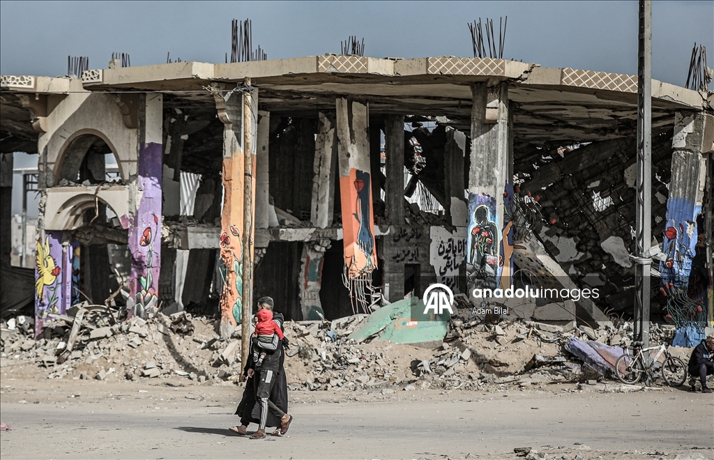 Gazzeli sanatçılar, İsrail saldırılarında yıkılan binaların enkazını çizimlerle renklendirdi