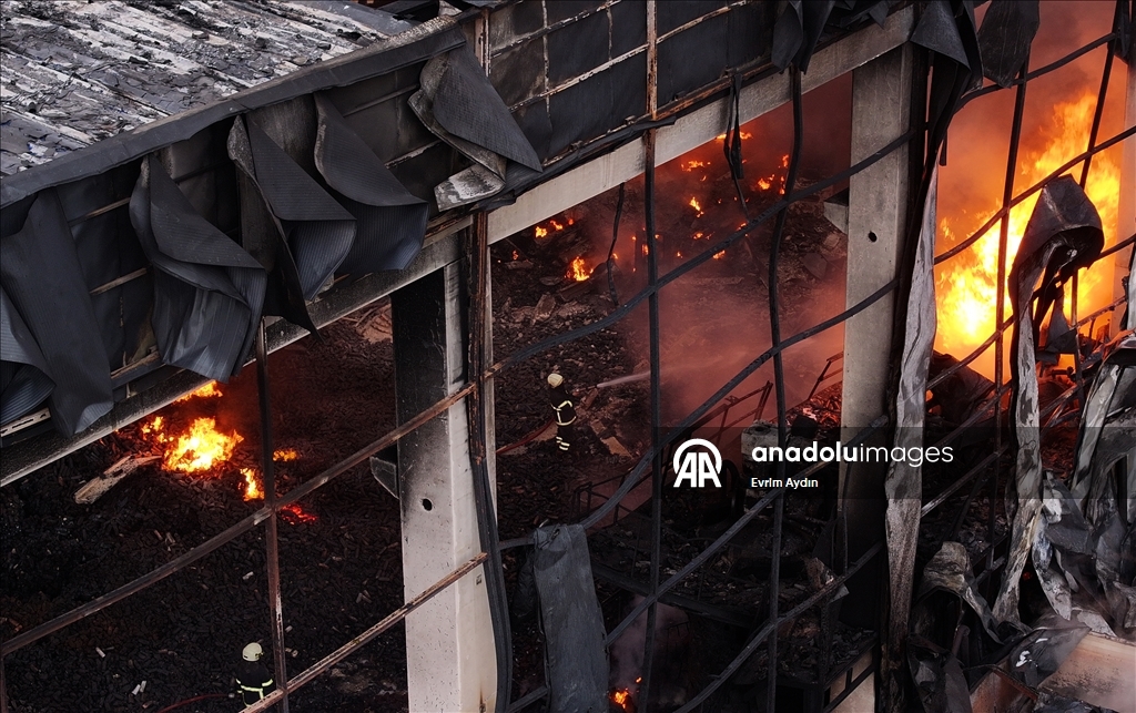 Kırıkkale OSB'de bir fabrikada çıkan yangına müdahale ediliyor