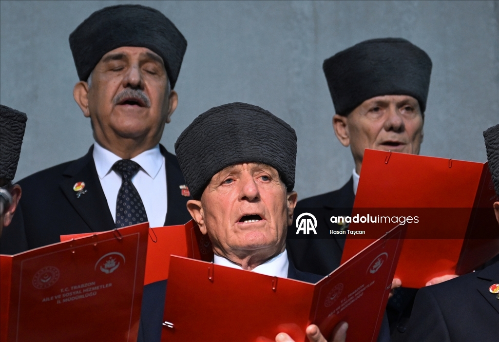 Kıbrıs gazilerinden oluşan koro kahramanlık ezgilerini seslendiriyor