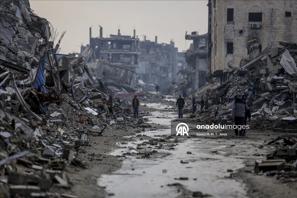 Displaced Palestinians in Gaza struggle against harsh weather conditions in tents