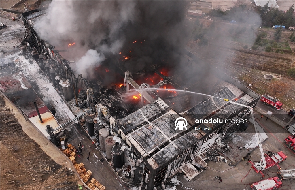 Kırıkkale OSB'de bir fabrikada çıkan yangına müdahale ediliyor