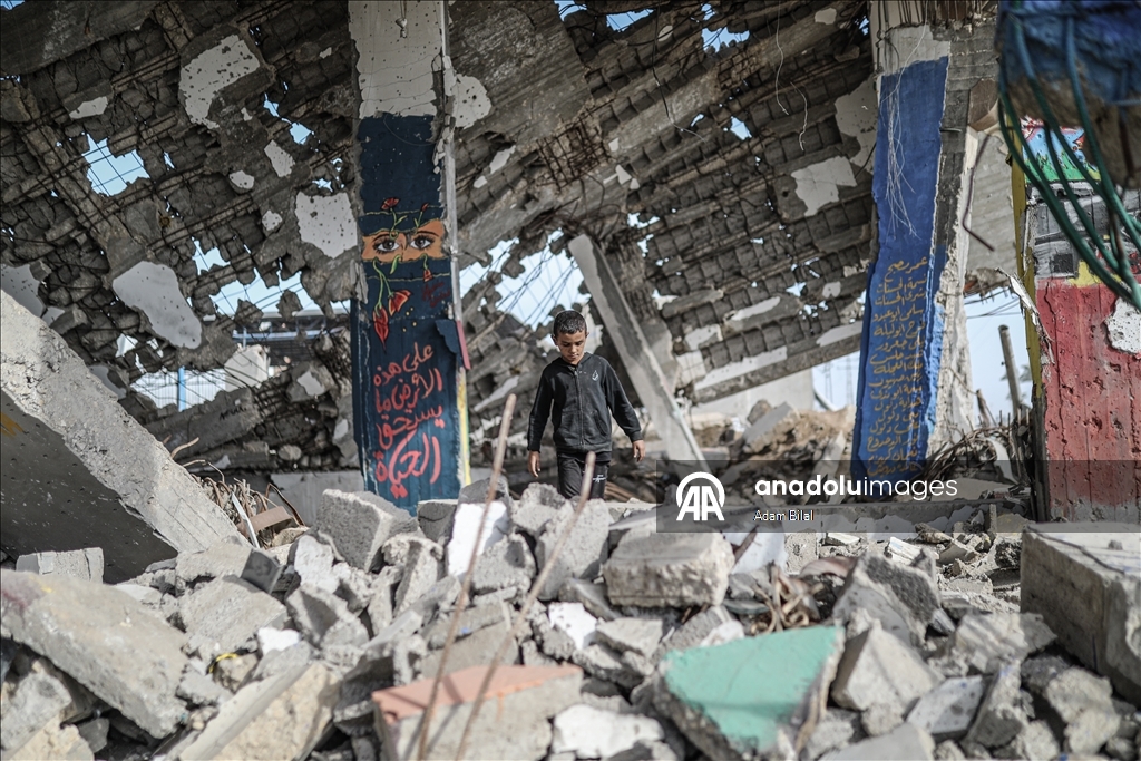 Gazzeli sanatçılar, İsrail saldırılarında yıkılan binaların enkazını çizimlerle renklendirdi