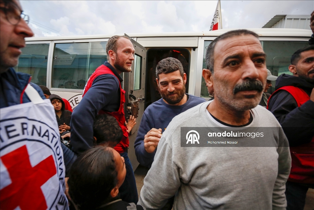 İsrail'in serbest bıraktığı Filistinli esirler Deyr Belah'a getirildi