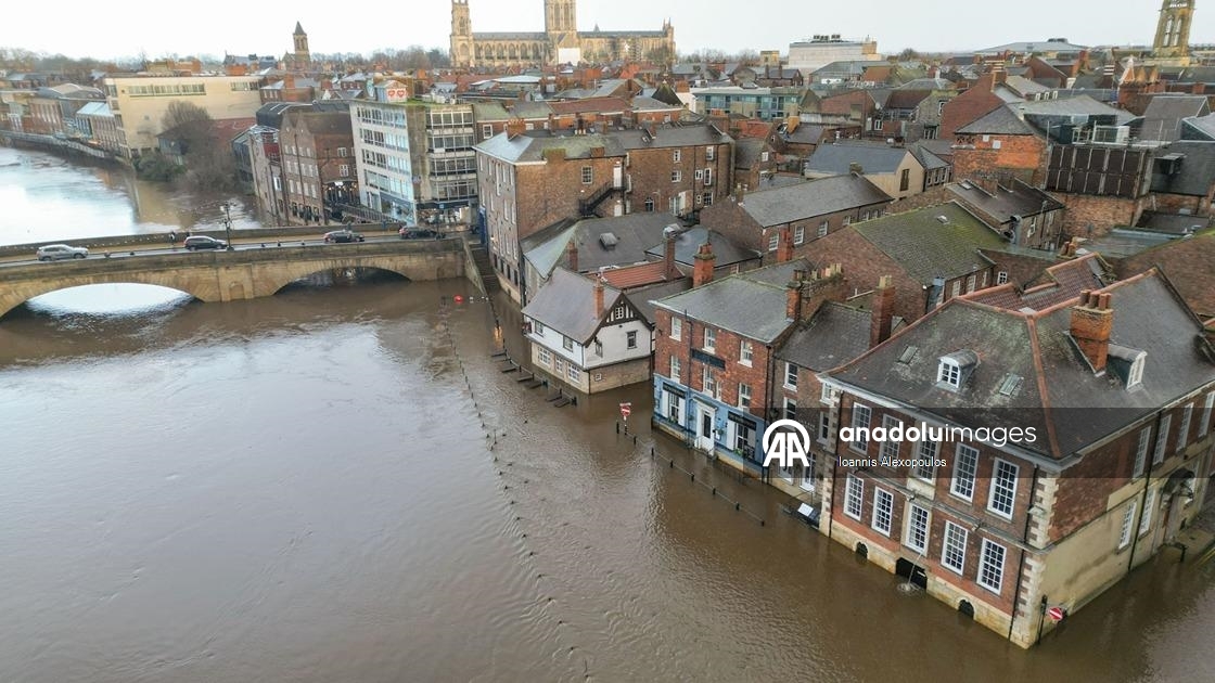 Bram Fırtınası’nın ardından York’ta bulunan Ouse Nehri'nin taşması sonucu cadde ve sokaklar sular altında kaldı