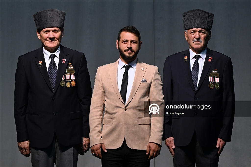 Kıbrıs gazilerinden oluşan koro kahramanlık ezgilerini seslendiriyor