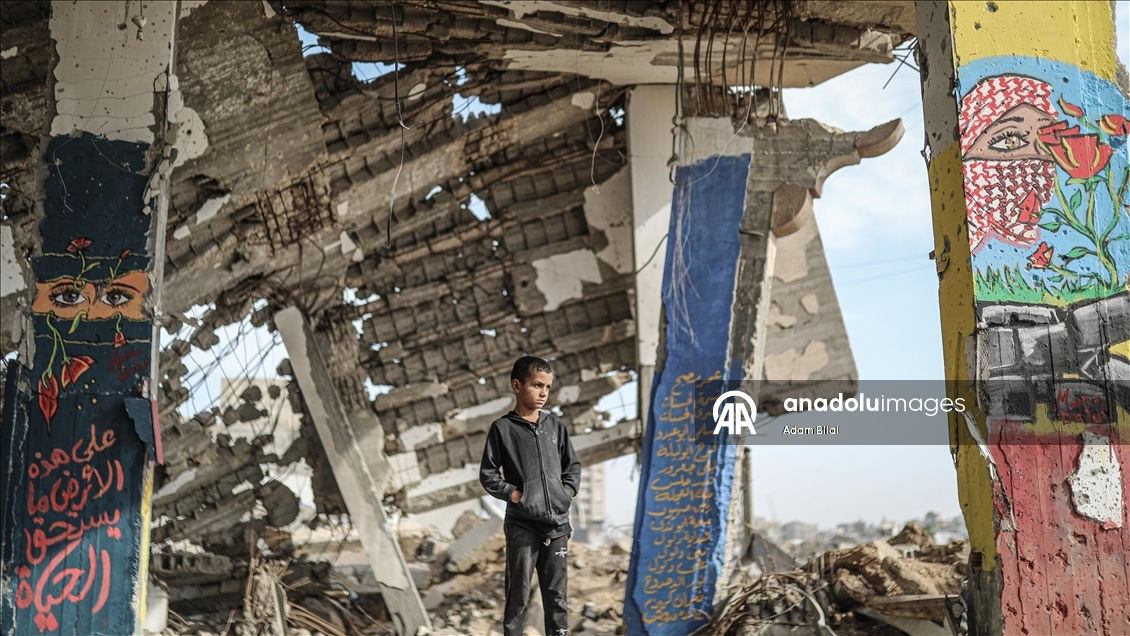 Gazzeli sanatçılar, İsrail saldırılarında yıkılan binaların enkazını çizimlerle renklendirdi