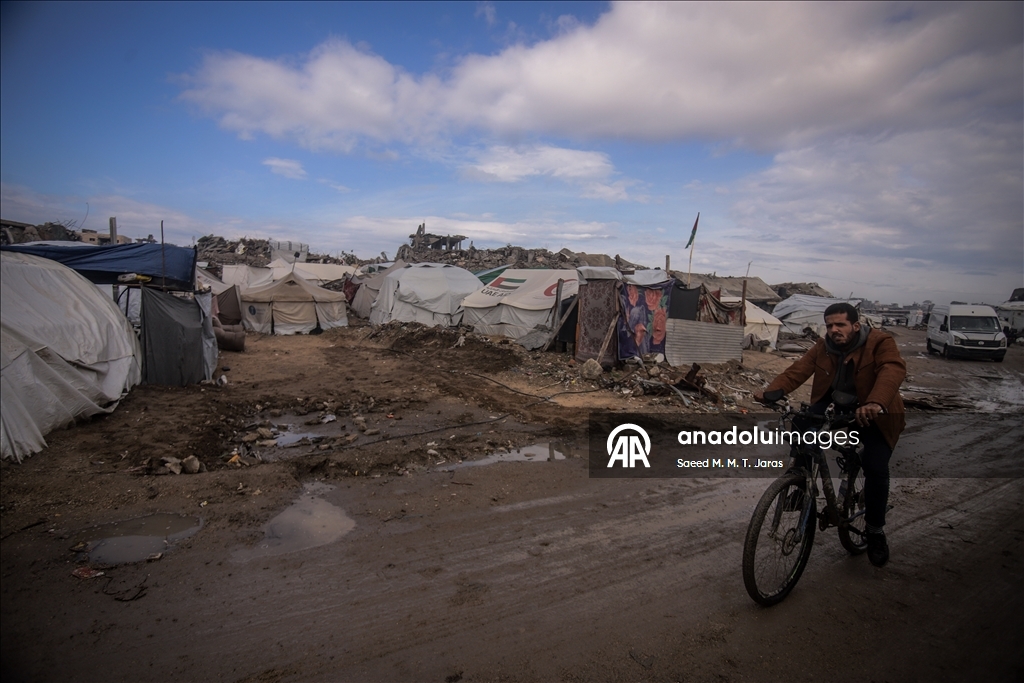 Displaced Palestinians in Gaza struggle against harsh weather conditions in tents