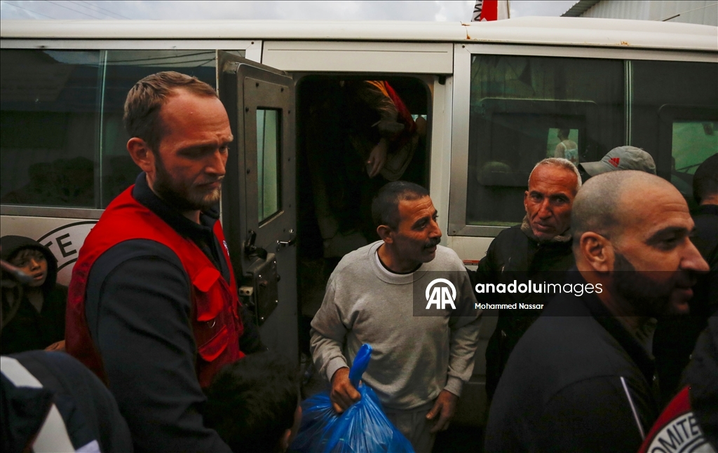 İsrail'in serbest bıraktığı Filistinli esirler Deyr Belah'a getirildi