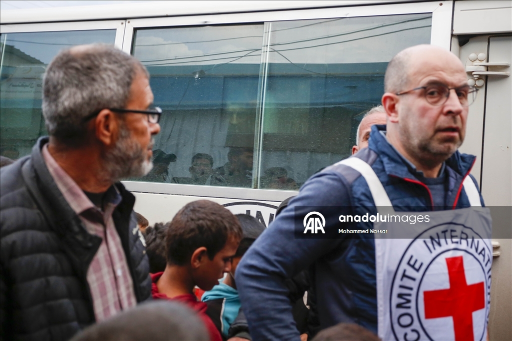 İsrail'in serbest bıraktığı Filistinli esirler Deyr Belah'a getirildi