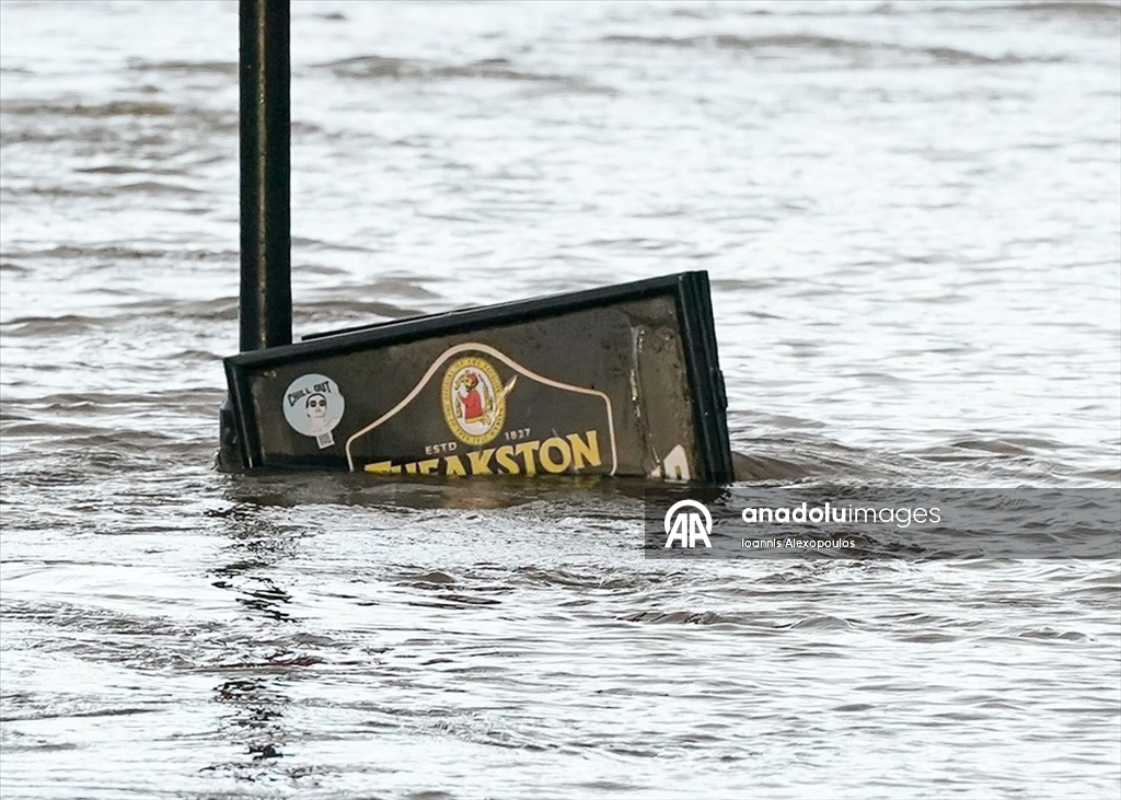 Bram Fırtınası’nın ardından York’ta bulunan Ouse Nehri'nin taşması sonucu cadde ve sokaklar sular altında kaldı