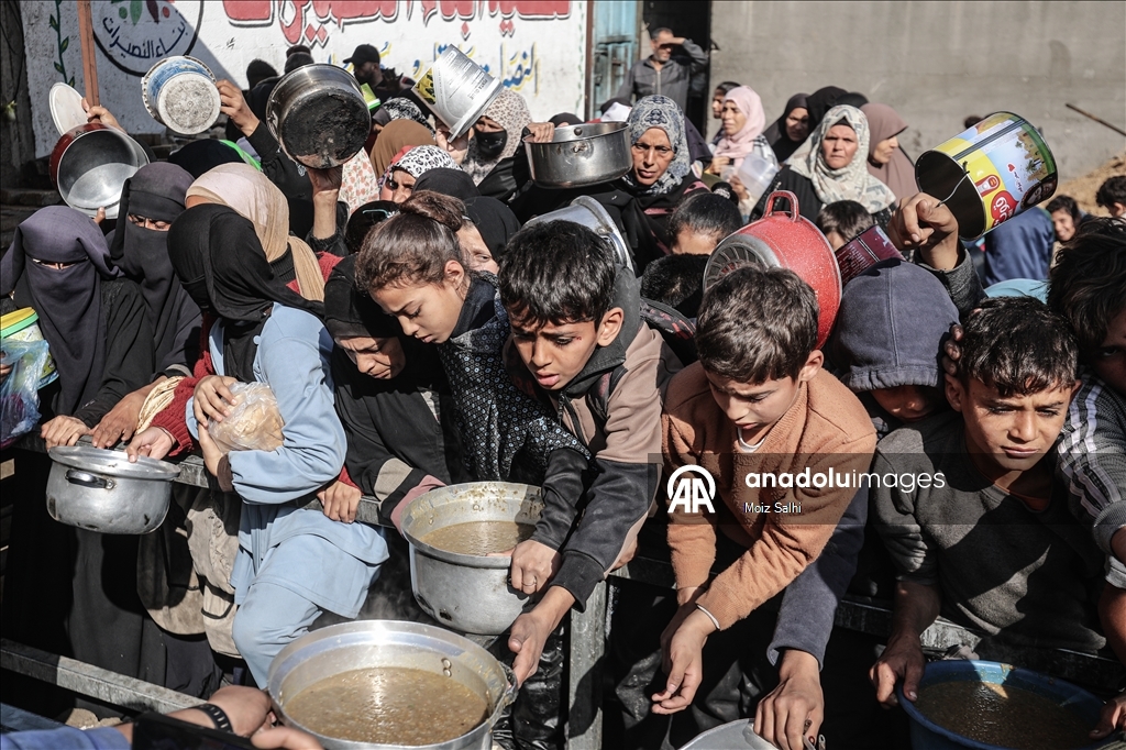 Hot meals distributed to Palestinians struggling with hunger in Gaza