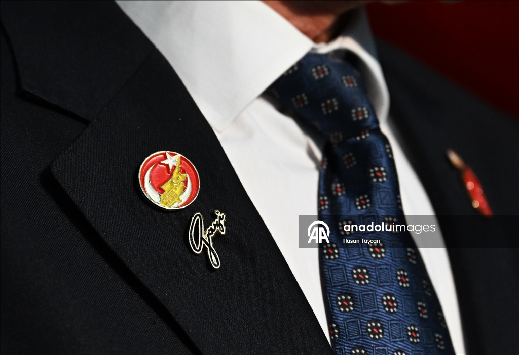 Kıbrıs gazilerinden oluşan koro kahramanlık ezgilerini seslendiriyor