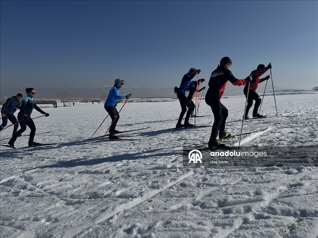 Kaşûvanên ji Hekariyê li ser berfê xwe ji pêşbirkan ra amade dikin
