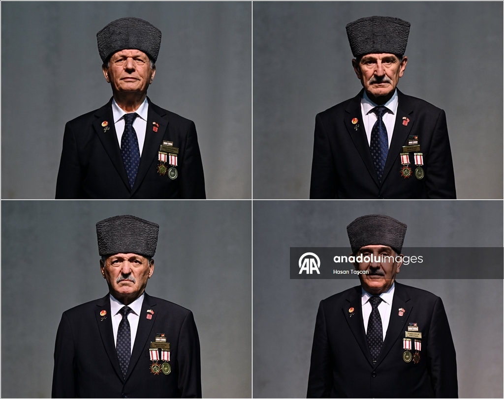 Kıbrıs gazilerinden oluşan koro kahramanlık ezgilerini seslendiriyor