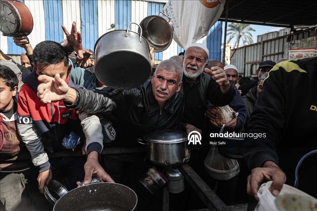 Hot meals distributed to Palestinians struggling with hunger in Gaza