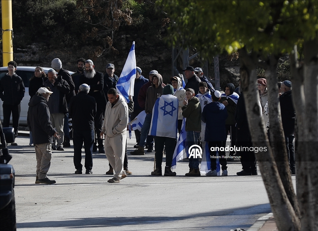Filistin topraklarını gasbeden İsrailliler, Kayzun bölgesine baskın düzenledi