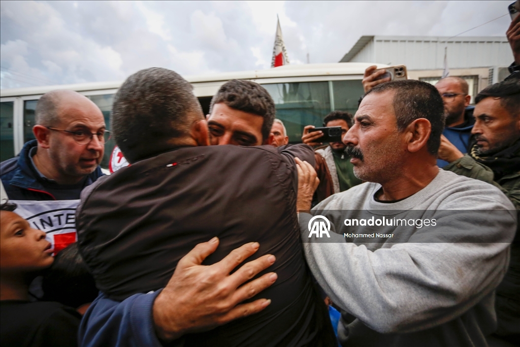İsrail'in serbest bıraktığı Filistinli esirler Deyr Belah'a getirildi