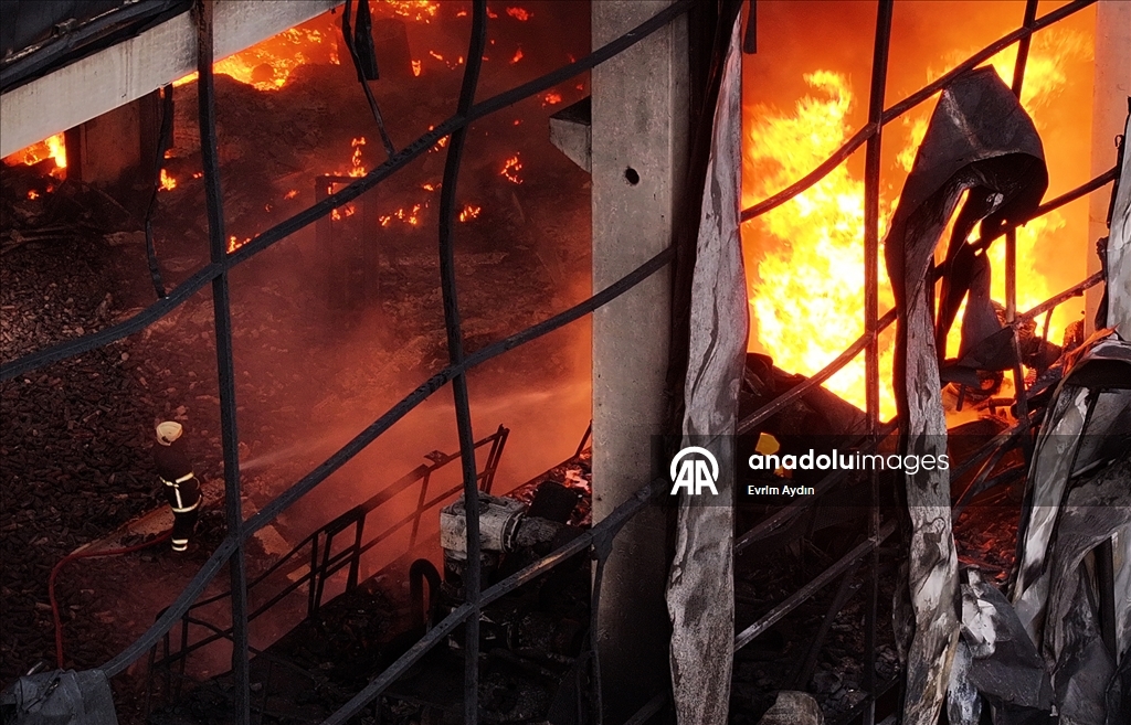 Kırıkkale OSB'de bir fabrikada çıkan yangına müdahale ediliyor