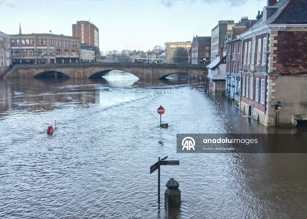 Bram Fırtınası’nın ardından York’ta bulunan Ouse Nehri'nin taşması sonucu cadde ve sokaklar sular altında kaldı