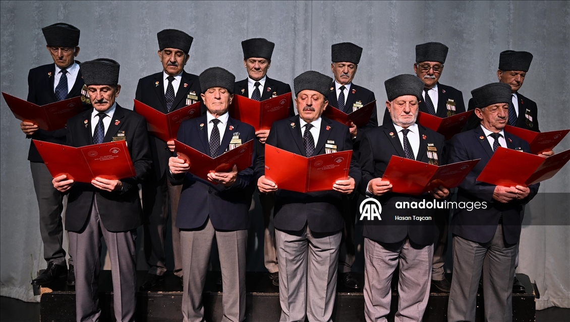 Kıbrıs gazilerinden oluşan koro kahramanlık ezgilerini seslendiriyor