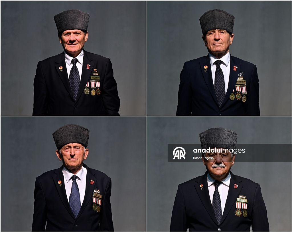 Kıbrıs gazilerinden oluşan koro kahramanlık ezgilerini seslendiriyor