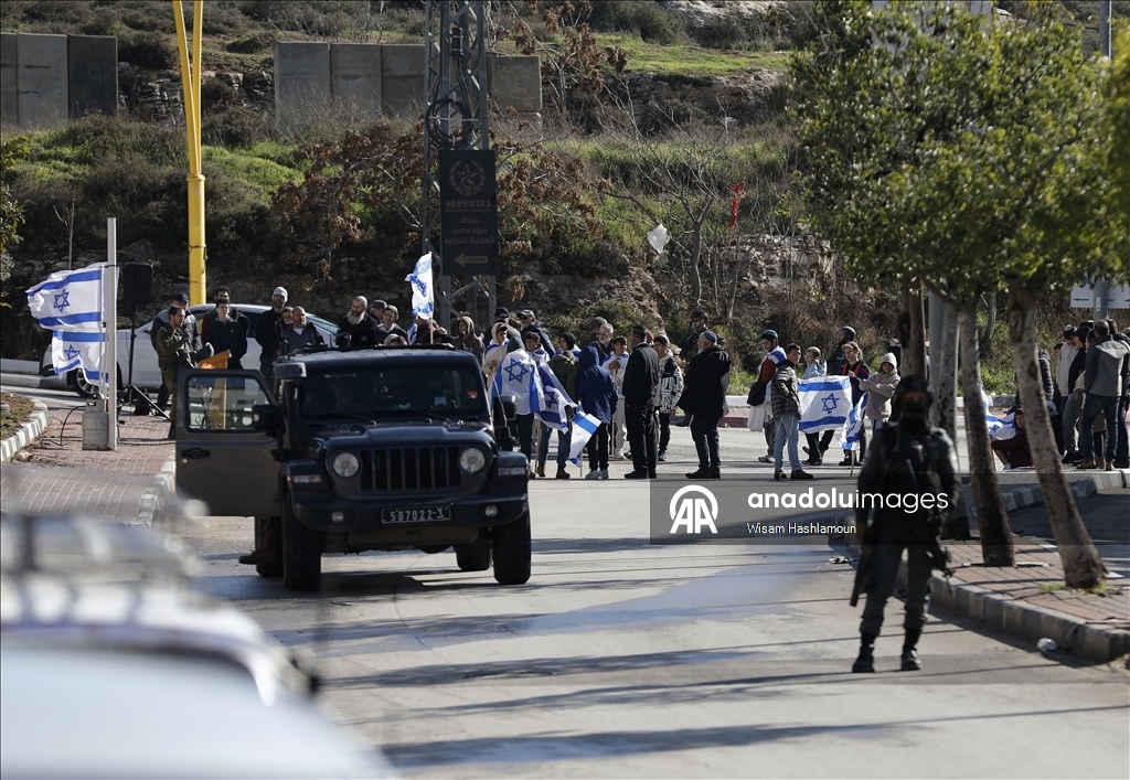 Filistin topraklarını gasbeden İsrailliler, Kayzun bölgesine baskın düzenledi