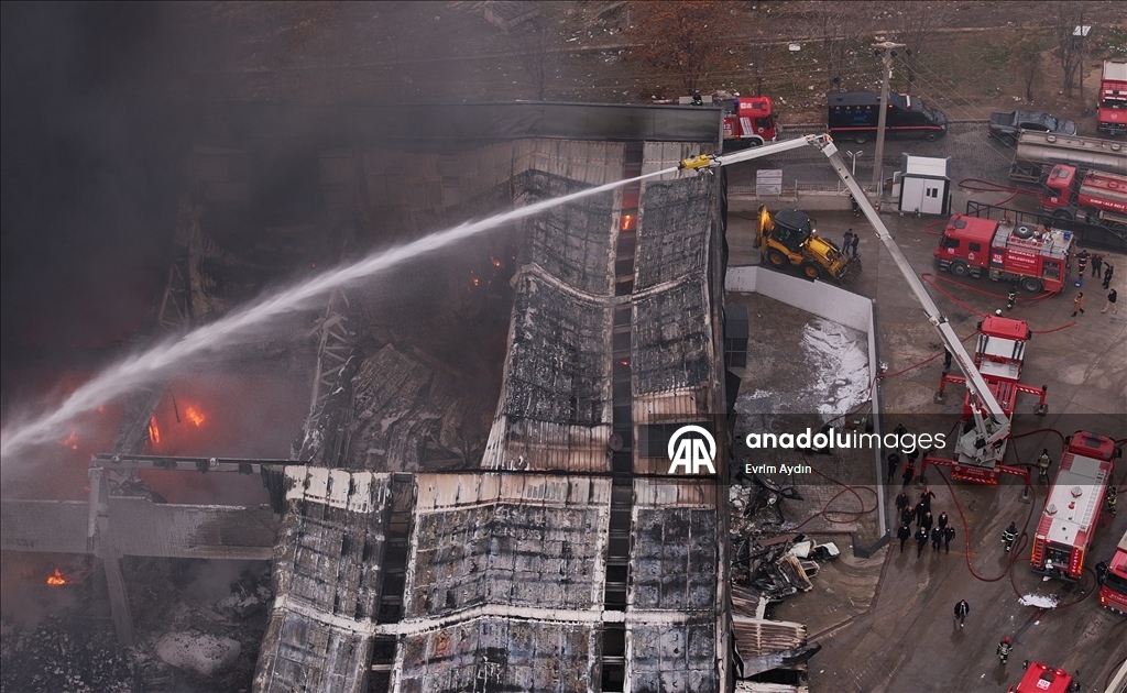 Kırıkkale OSB'de bir fabrikada çıkan yangına müdahale ediliyor