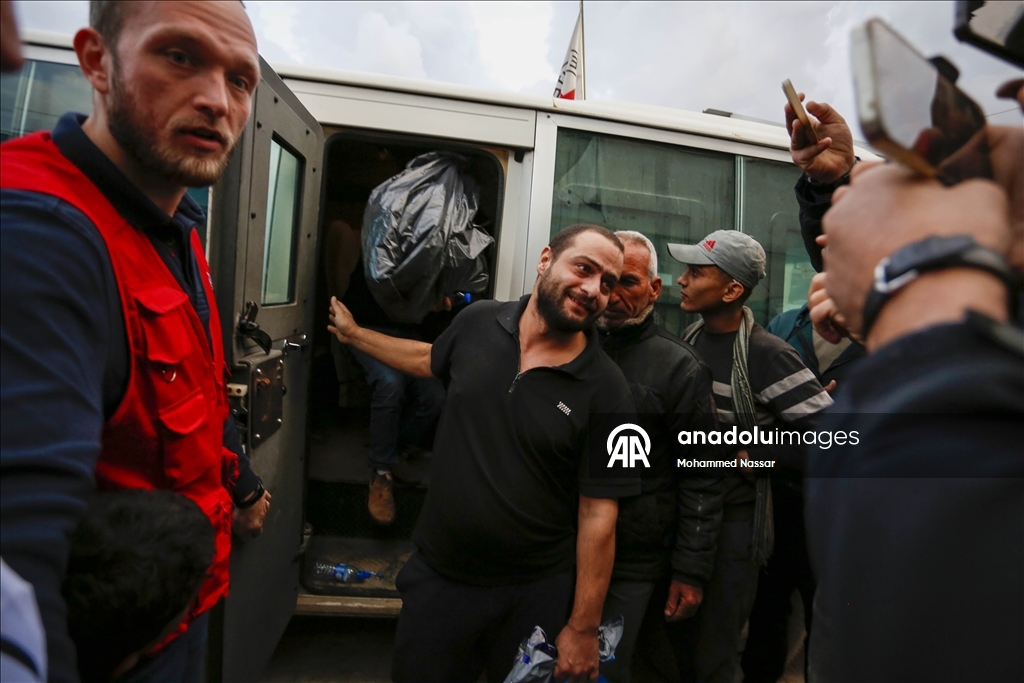 İsrail'in serbest bıraktığı Filistinli esirler Deyr Belah'a getirildi