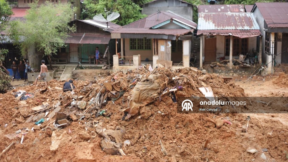 Endonezya'daki sel felaketinin ardından temizleme çalışmaları devam ediyor