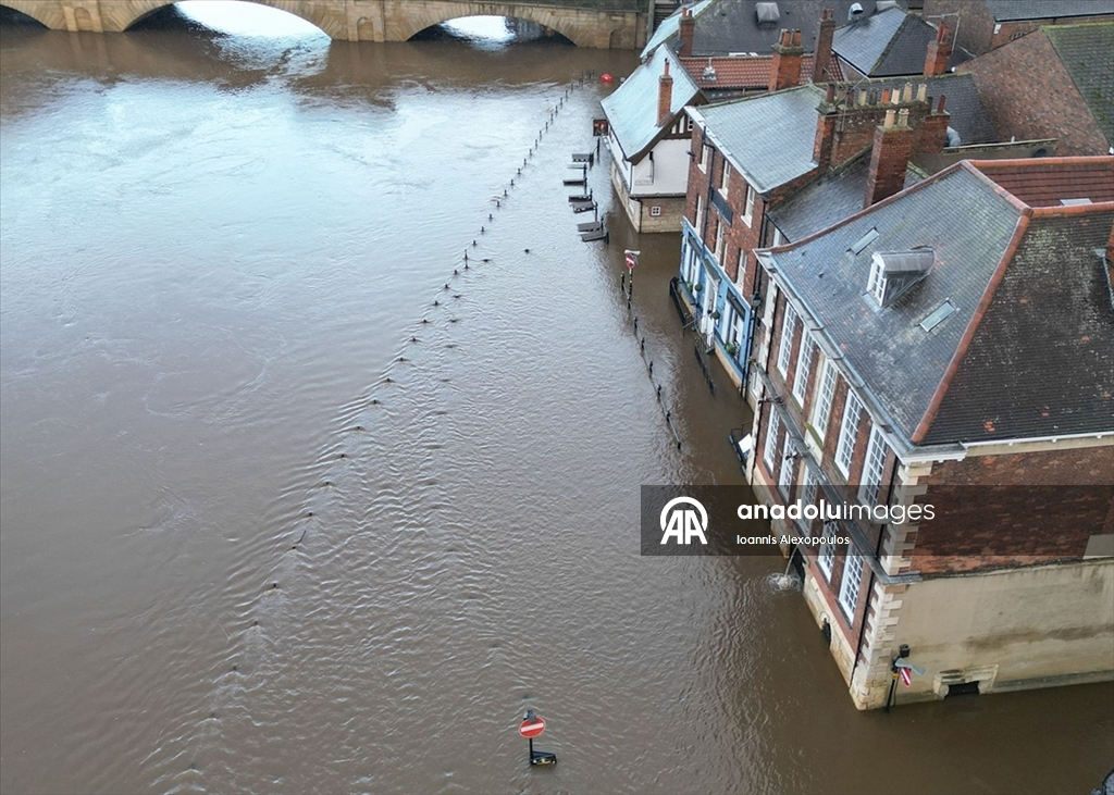 Bram Fırtınası’nın ardından York’ta bulunan Ouse Nehri'nin taşması sonucu cadde ve sokaklar sular altında kaldı