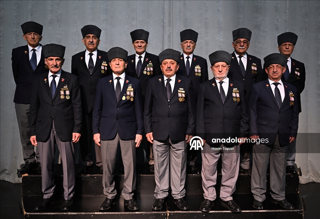 Kıbrıs gazilerinden oluşan koro kahramanlık ezgilerini seslendiriyor