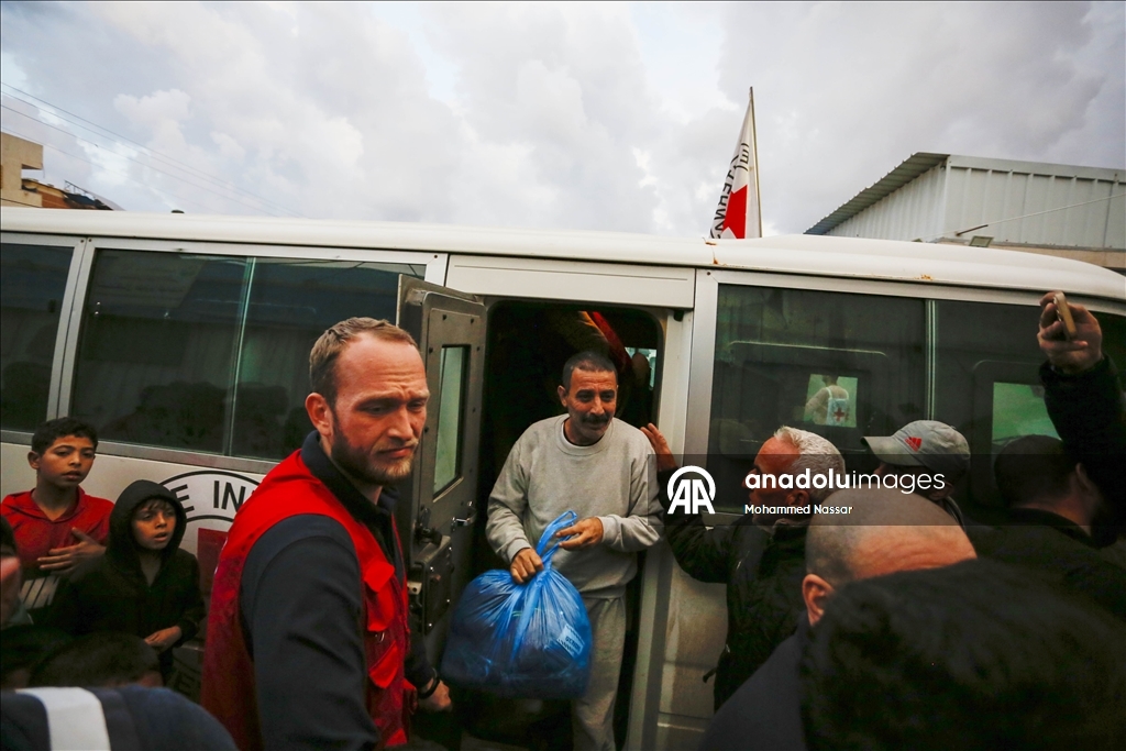 İsrail'in serbest bıraktığı Filistinli esirler Deyr Belah'a getirildi