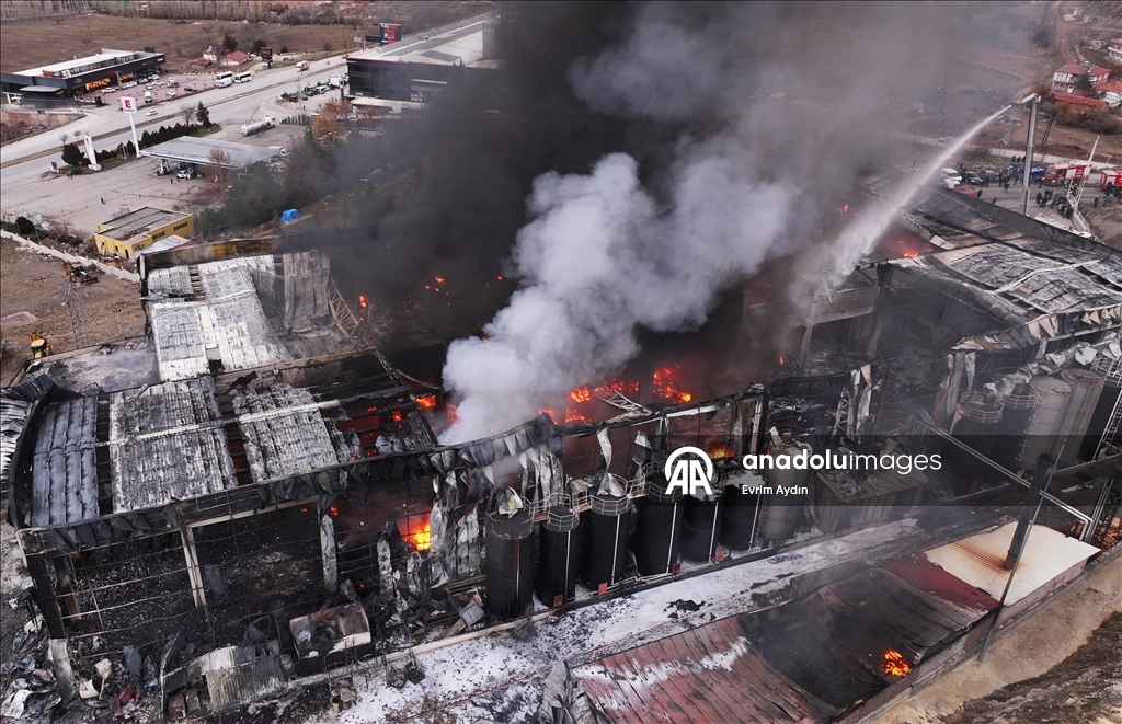 Kırıkkale OSB'de bir fabrikada çıkan yangına müdahale ediliyor