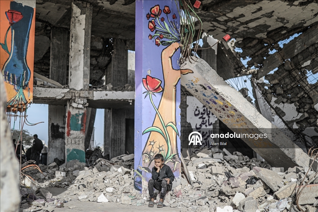 Gazzeli sanatçılar, İsrail saldırılarında yıkılan binaların enkazını çizimlerle renklendirdi