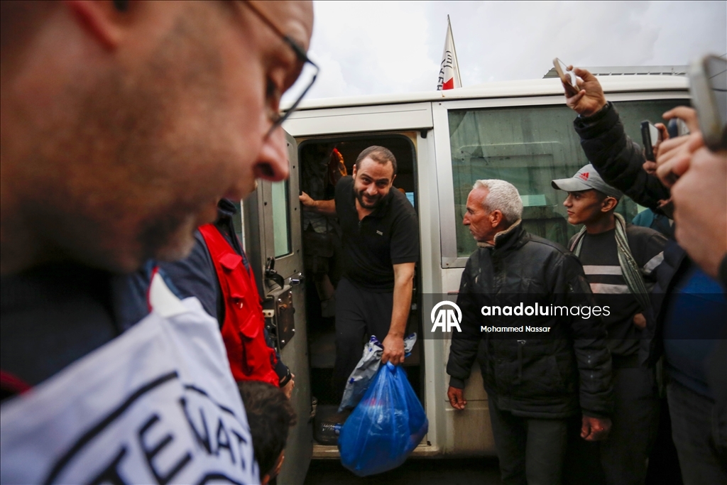 İsrail'in serbest bıraktığı Filistinli esirler Deyr Belah'a getirildi