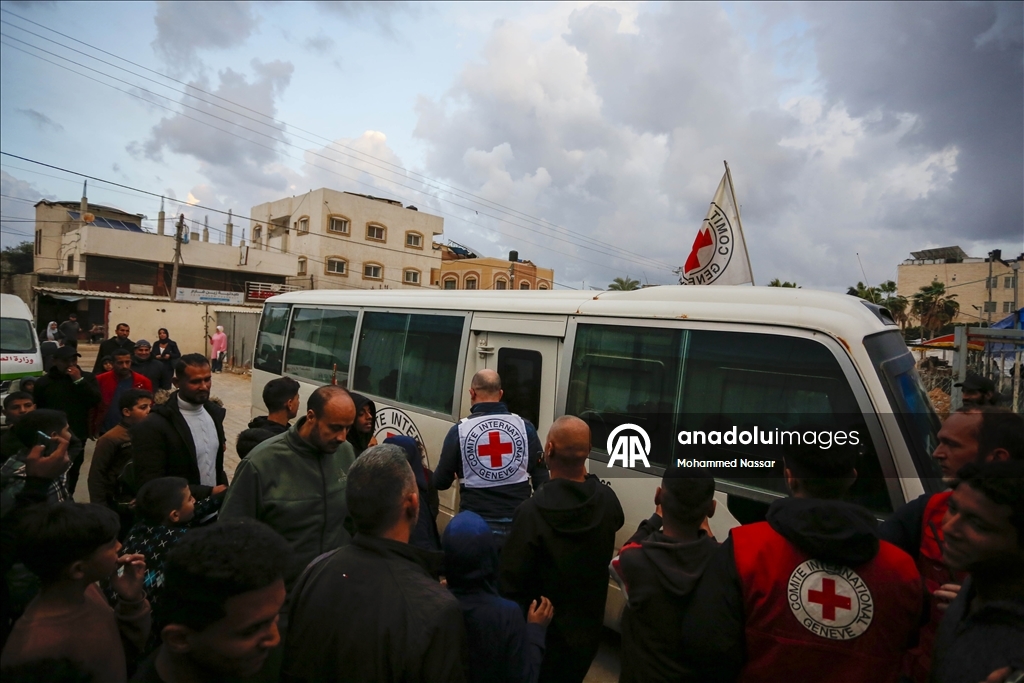 İsrail'in serbest bıraktığı Filistinli esirler Deyr Belah'a getirildi