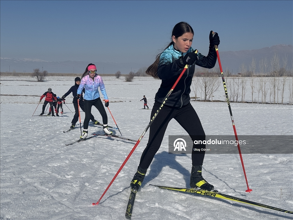 Kaşûvanên ji Hekariyê li ser berfê xwe ji pêşbirkan ra amade dikin