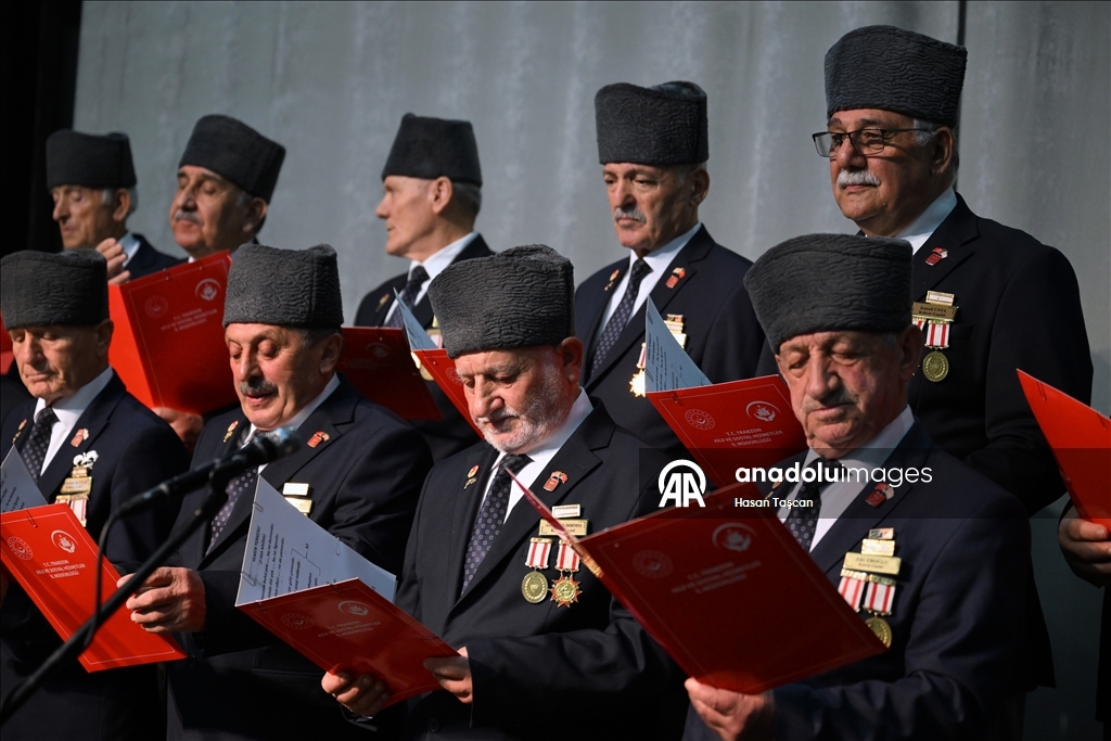 Kıbrıs gazilerinden oluşan koro kahramanlık ezgilerini seslendiriyor