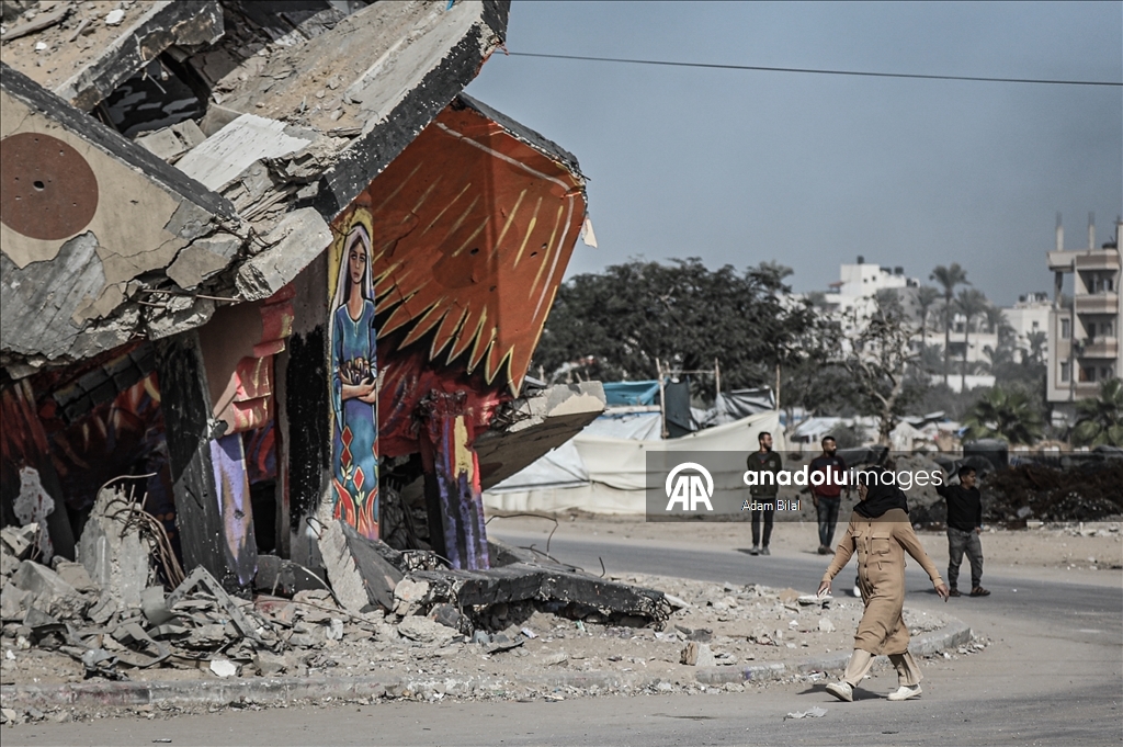 Gazzeli sanatçılar, İsrail saldırılarında yıkılan binaların enkazını çizimlerle renklendirdi