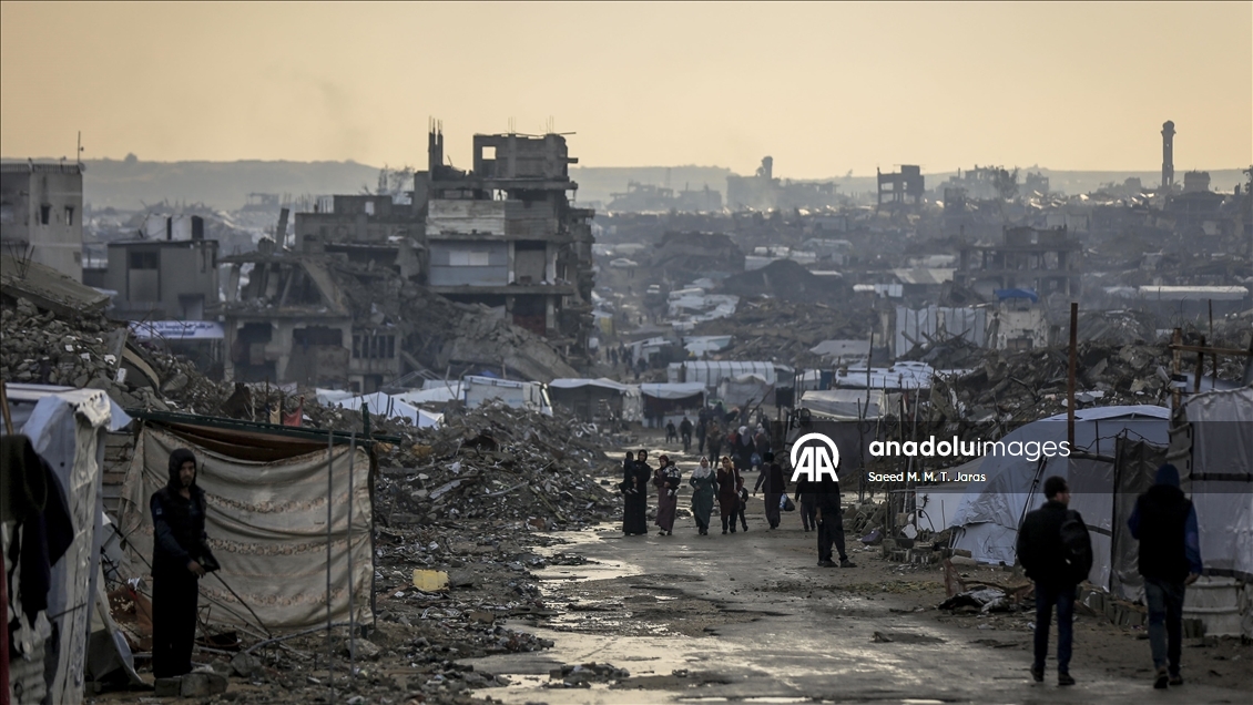 Gazze’de yerinden edilmiş Filistinliler, zorlu hava şartlarıyla mücadele ediyor