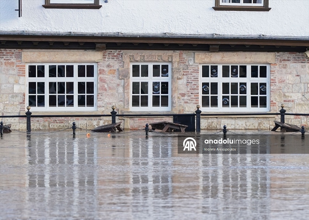 Bram Fırtınası’nın ardından York’ta bulunan Ouse Nehri'nin taşması sonucu cadde ve sokaklar sular altında kaldı