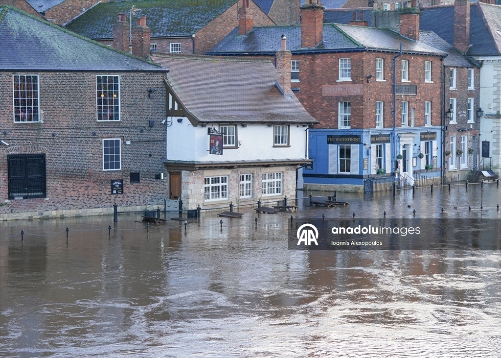 Bram Fırtınası’nın ardından York’ta bulunan Ouse Nehri'nin taşması sonucu cadde ve sokaklar sular altında kaldı