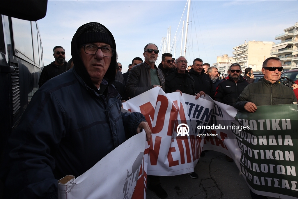 Yunanistan'da çiftçiler, Volos Limanı'nı ulaşıma kapattı