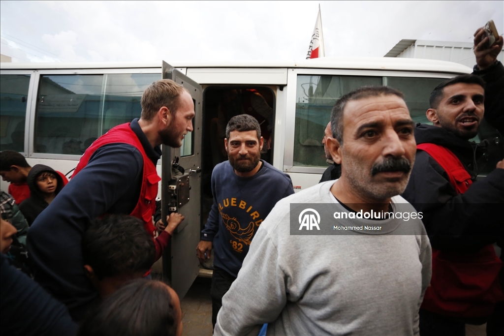 İsrail'in serbest bıraktığı Filistinli esirler Deyr Belah'a getirildi