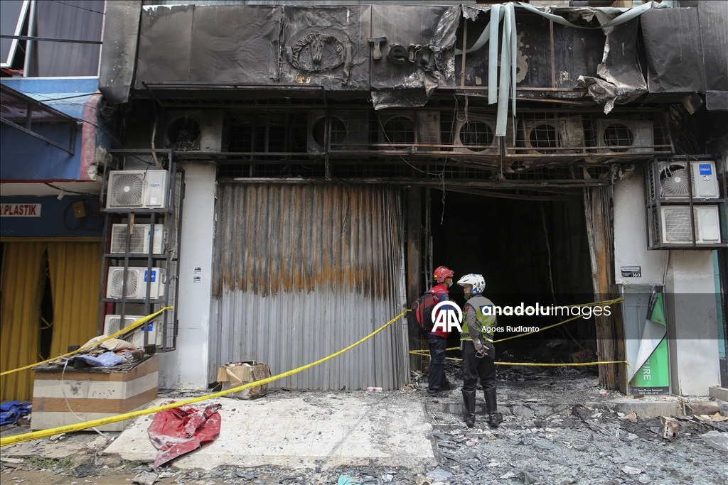Endonezya'da 7 katlı binada çıkan yangında 22 kişi öldü