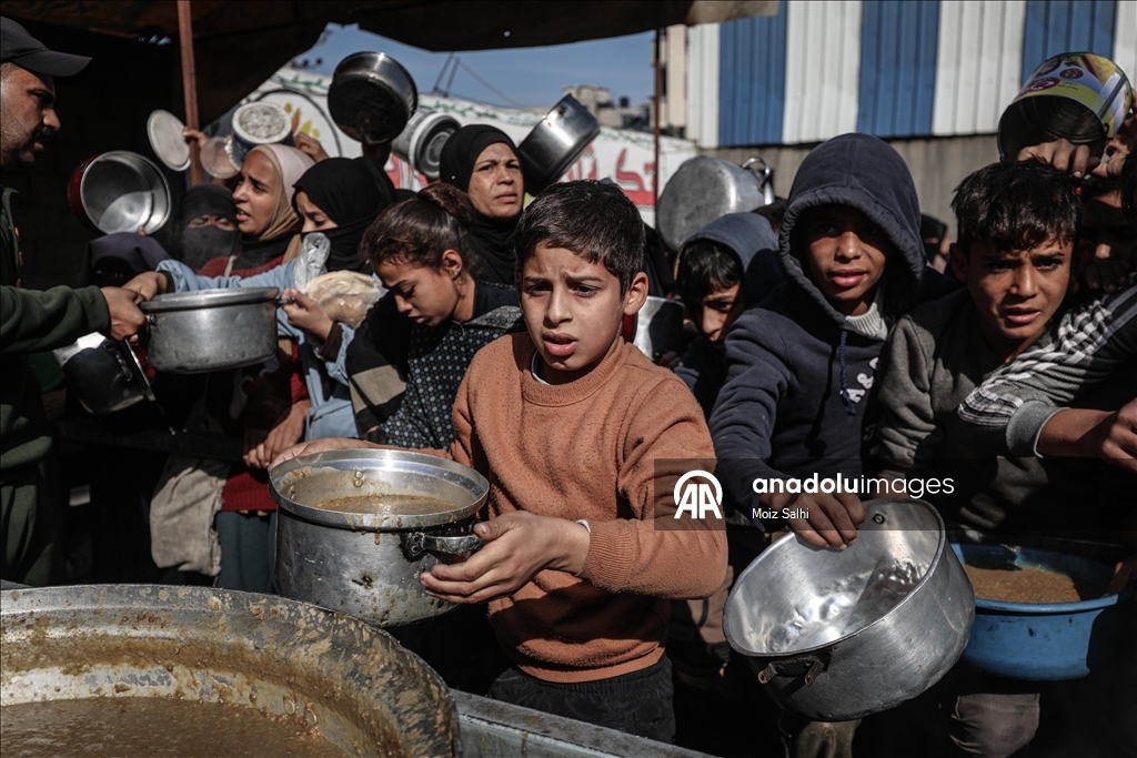 Hot meals distributed to Palestinians struggling with hunger in Gaza