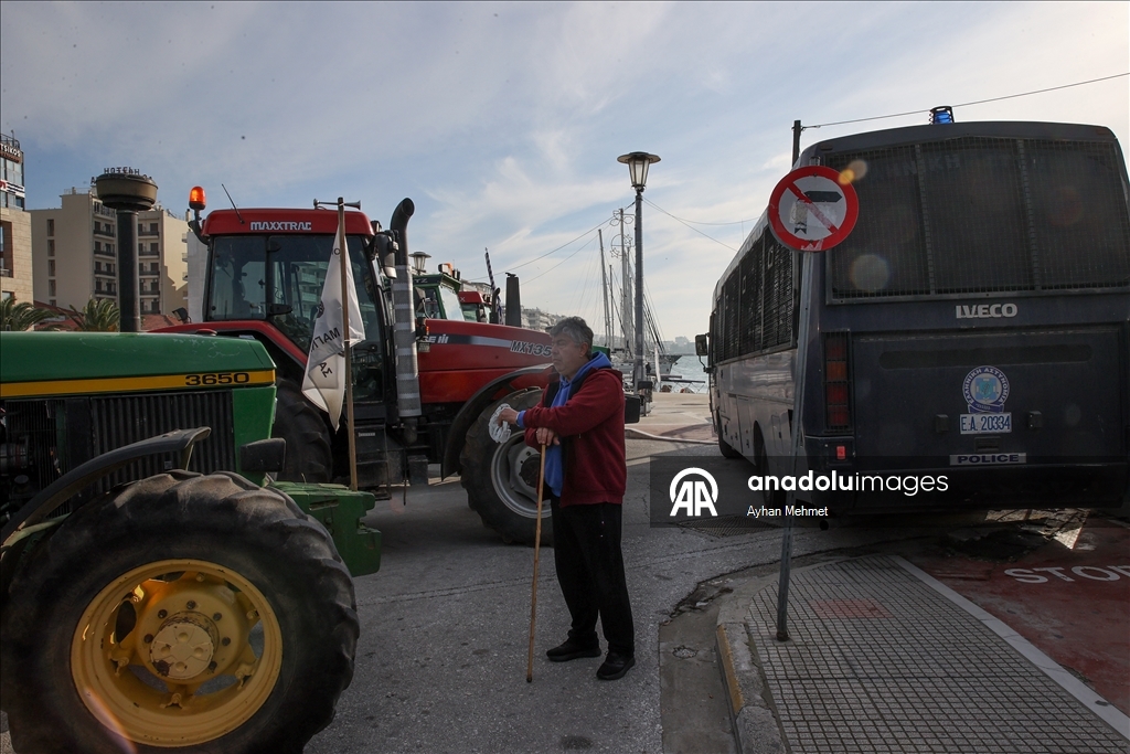 Yunanistan'da çiftçiler, Volos Limanı'nı ulaşıma kapattı