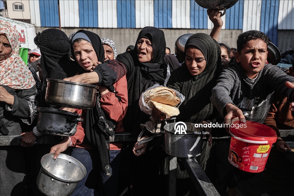 Hot meals distributed to Palestinians struggling with hunger in Gaza
