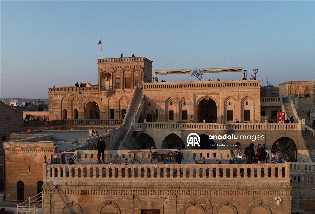 Dizi ve film yapımcılarının ilgisi tarihi şehir Mardin'i çekim platosuna çevirdi