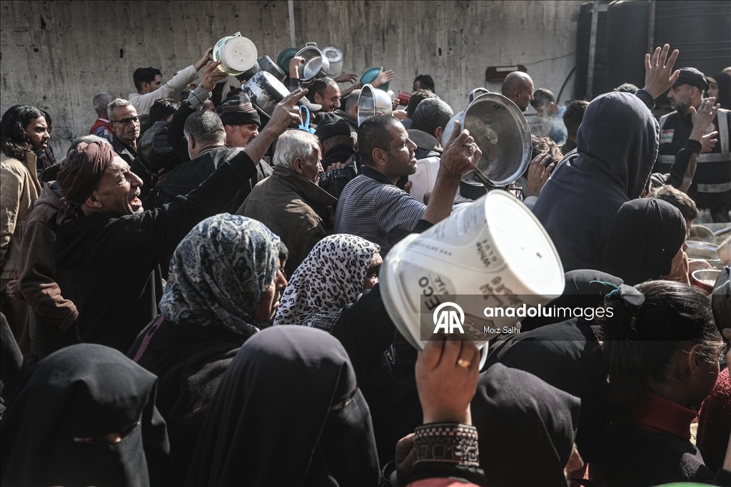 Hot meals distributed to Palestinians struggling with hunger in Gaza